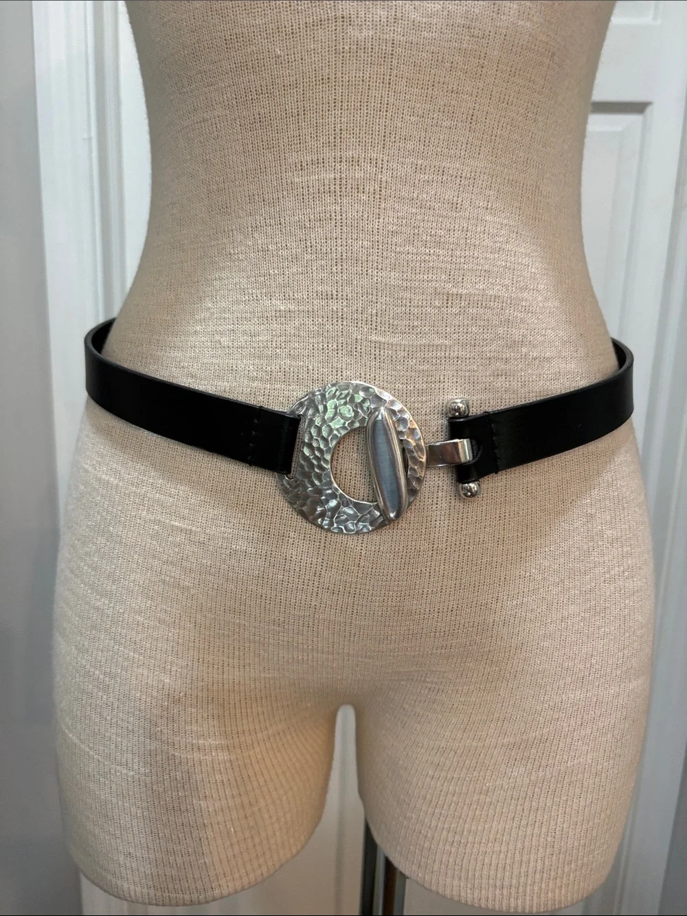 Chico’s black split leather sz S adjustable belt w/silver hammered buckle